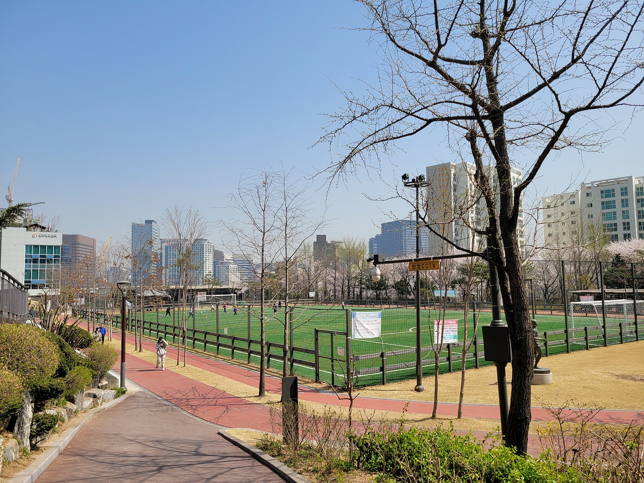 看维尼修斯还狂不狂了！西媒：部分巴萨球员庆祝罗德里夺金球.